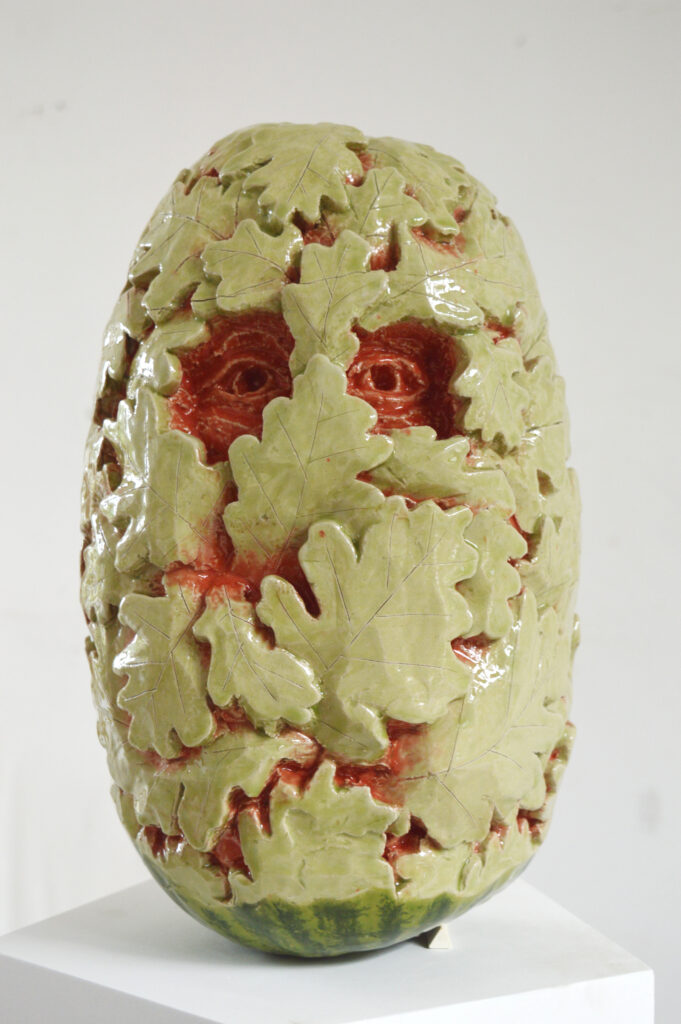 Gluren / Peeking, 2023, glazed ceramic, 40x24cm