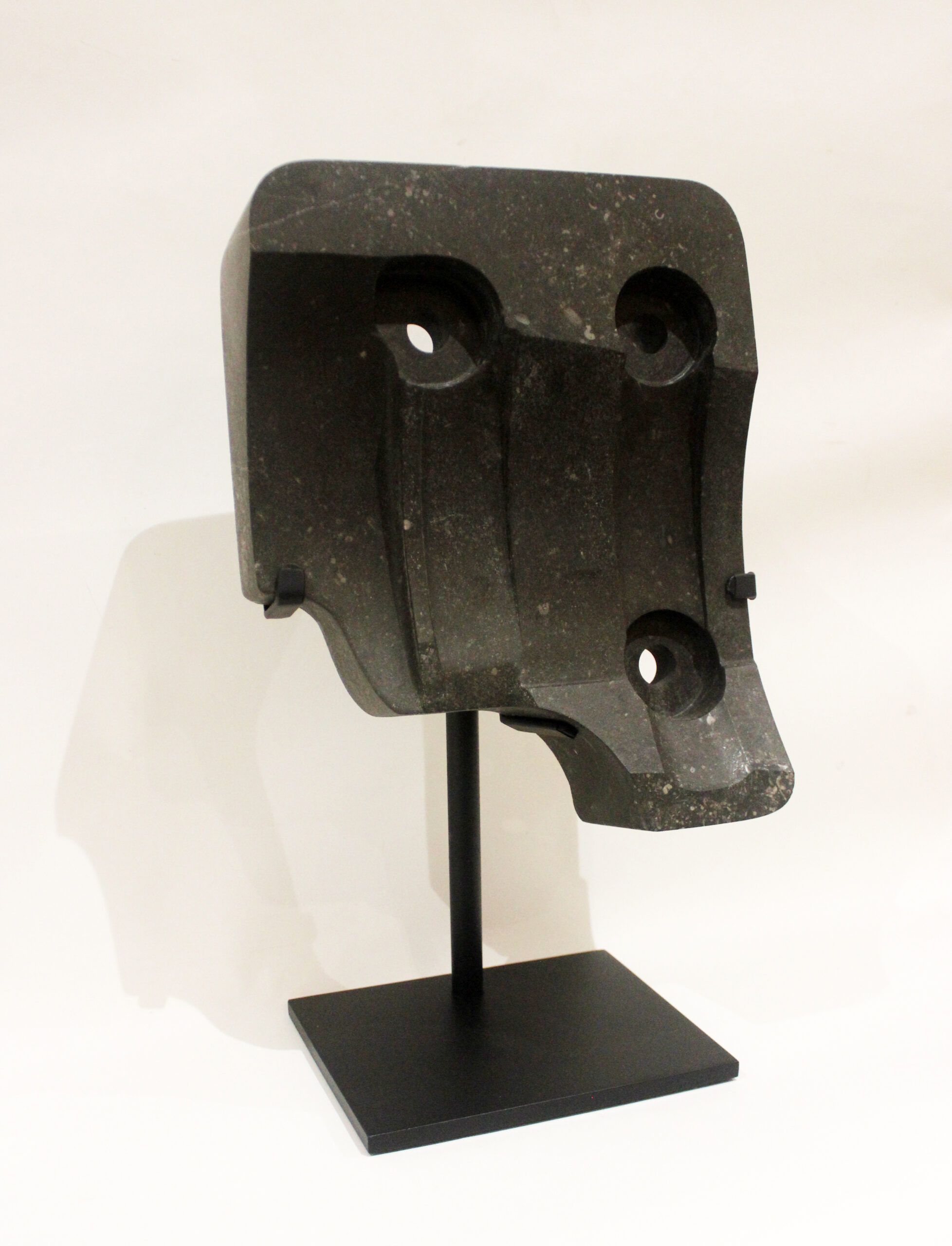 Gilles Pourtier
Henry, 2025
Hainaut stone
15x32x8cm