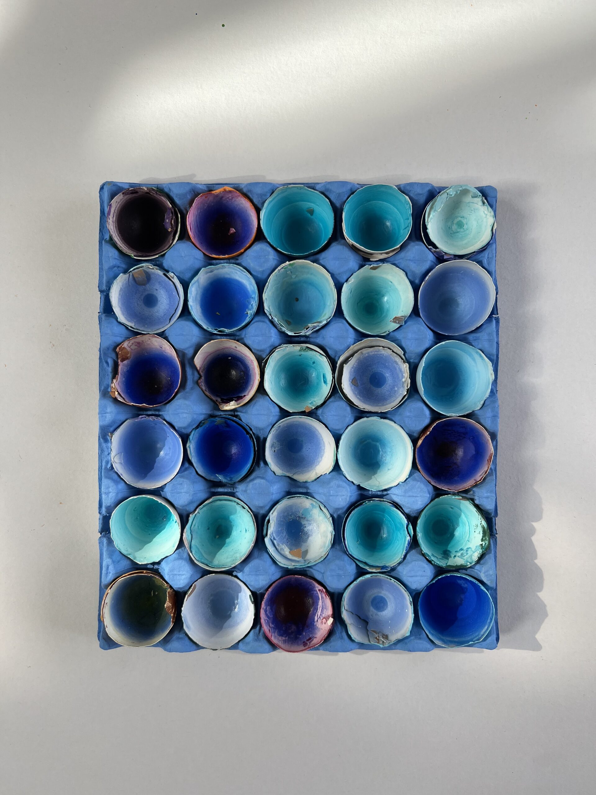 Azul Andrea, Palette 24, 2025, eggshells, acrylic, varnish, paper, 30 x 25 x 3,5 cm